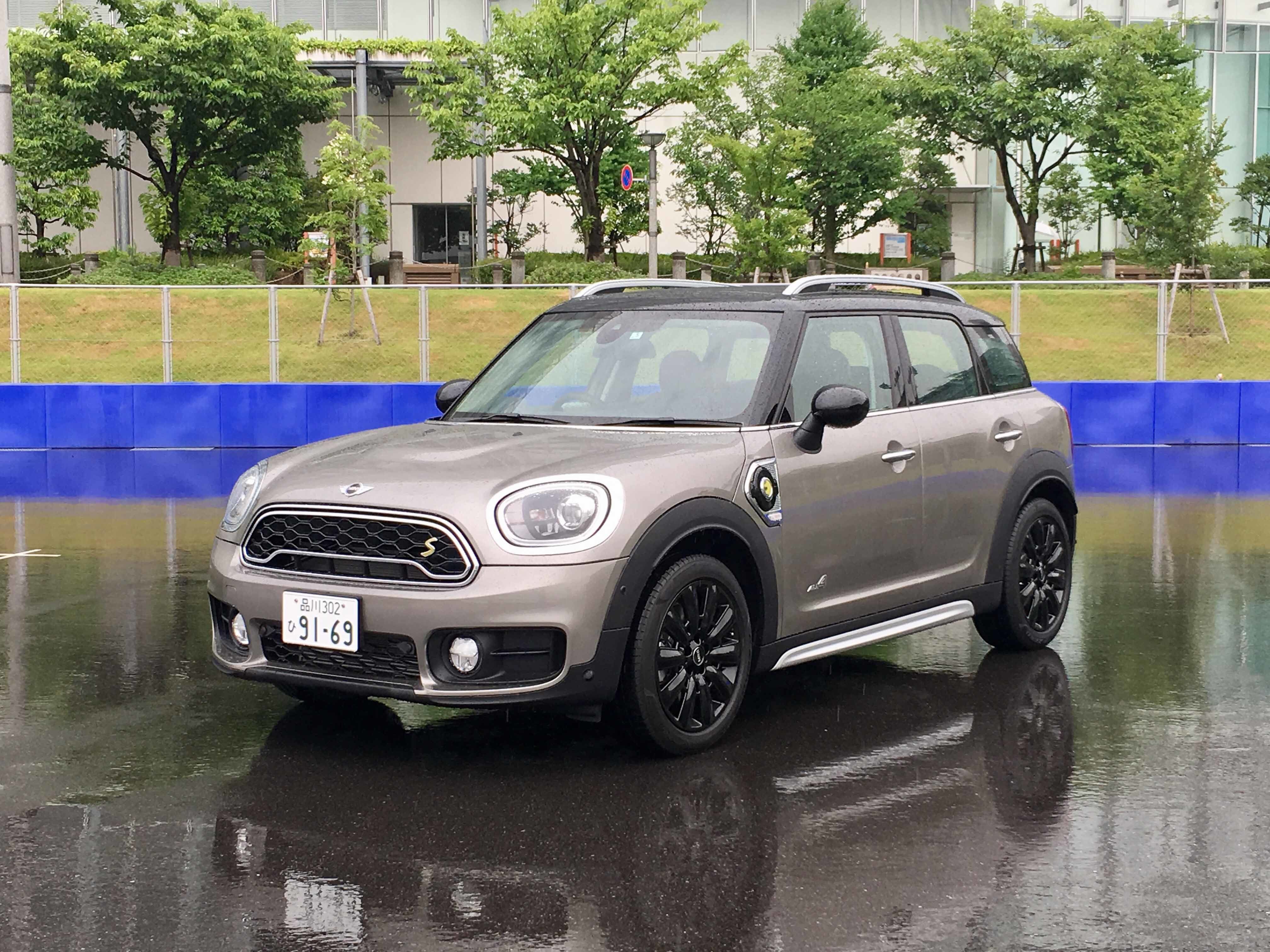 色の組み合わせが楽しいMINI。派手目もいいが、写真のような渋い色味を選ぶと、ジェントリィな雰囲気が増す。