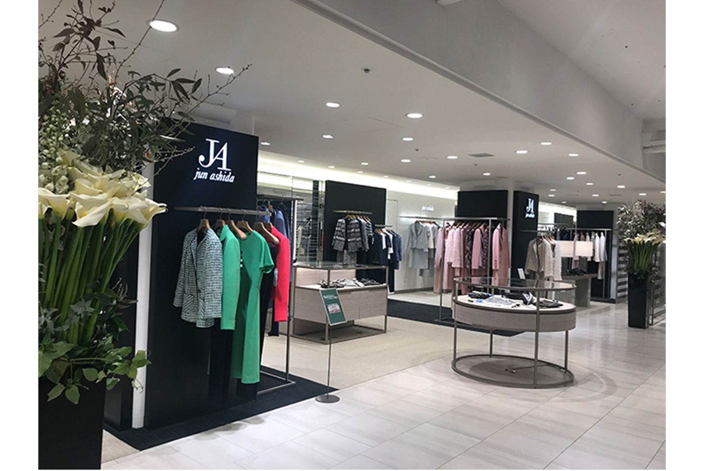 フランス人建築家のグエナエル・ニコラ氏による新しいブティックの店内
