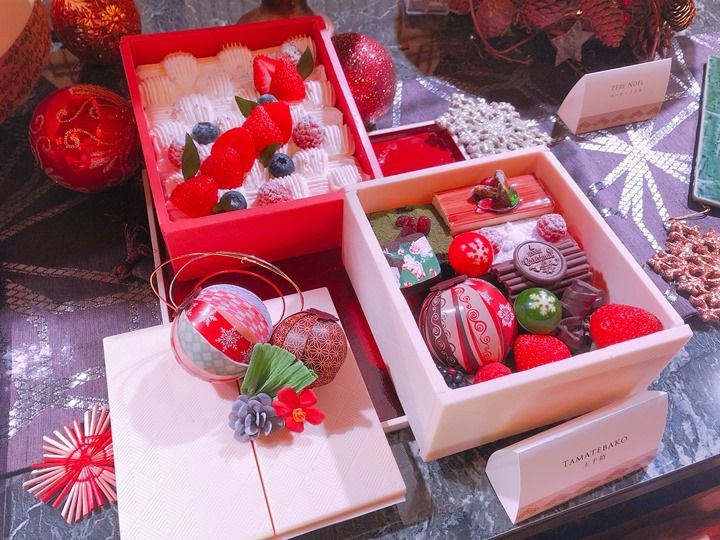 蓋を開けると色とりどりのスイーツが並ぶ
