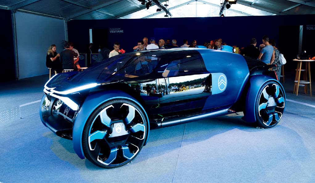 写真はプレスルームで発表されていた、コンセプトカーの『19_19』。革新的なのになぜだか「フランスらしさ」を強烈に感じさせるそのセンスは、やはりシトロエンにしか存在しない!
