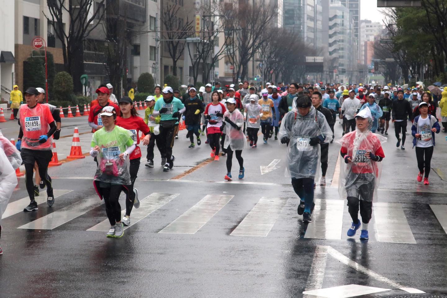 雨でずぶ濡れのランナーたち