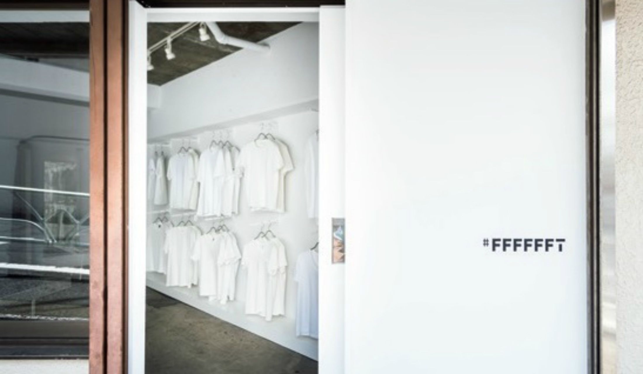 ●SHOPデータ『♯FFFFFFT(シロティ)』東京都渋谷区千駄ヶ谷2-3-5 1F TEL03-6804-5746 ※営業日以外の問い合わせ先はinfo@fffffft.com 営業時間:土曜の12~19時のみ 休日:日~金曜、不定休 www.fffffft.com