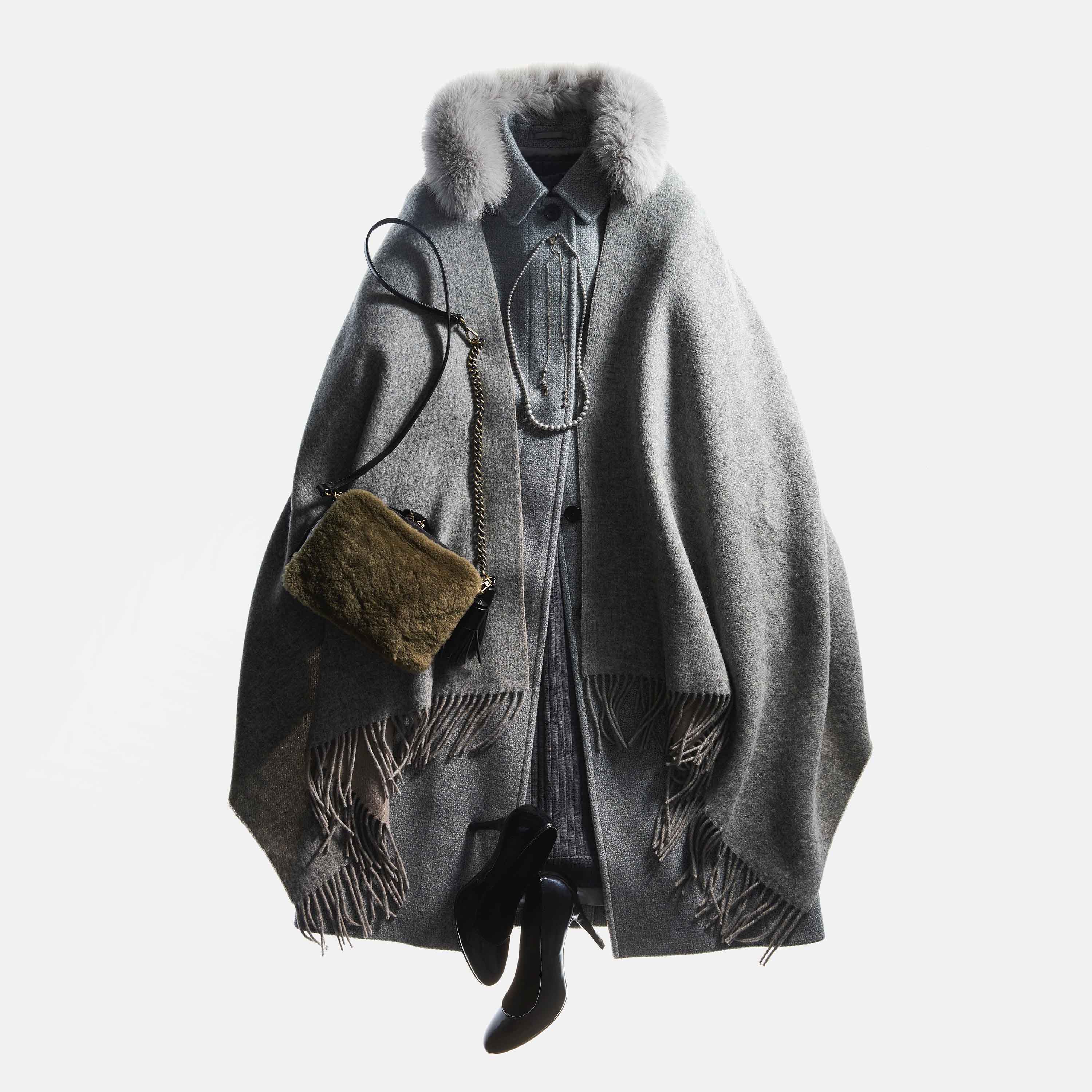 ニットドレス¥46,000・ステンカラーコート¥89,000・ケープ¥35,000・ポシェット¥35,000・ネックレス¥13,000(ポール・スチュアート)その他/スタイリスト私物