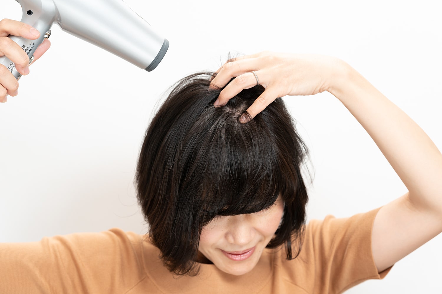 指の腹で髪の根元を擦ると、頭頂部の髪は髪がふんわり立ち上がる。