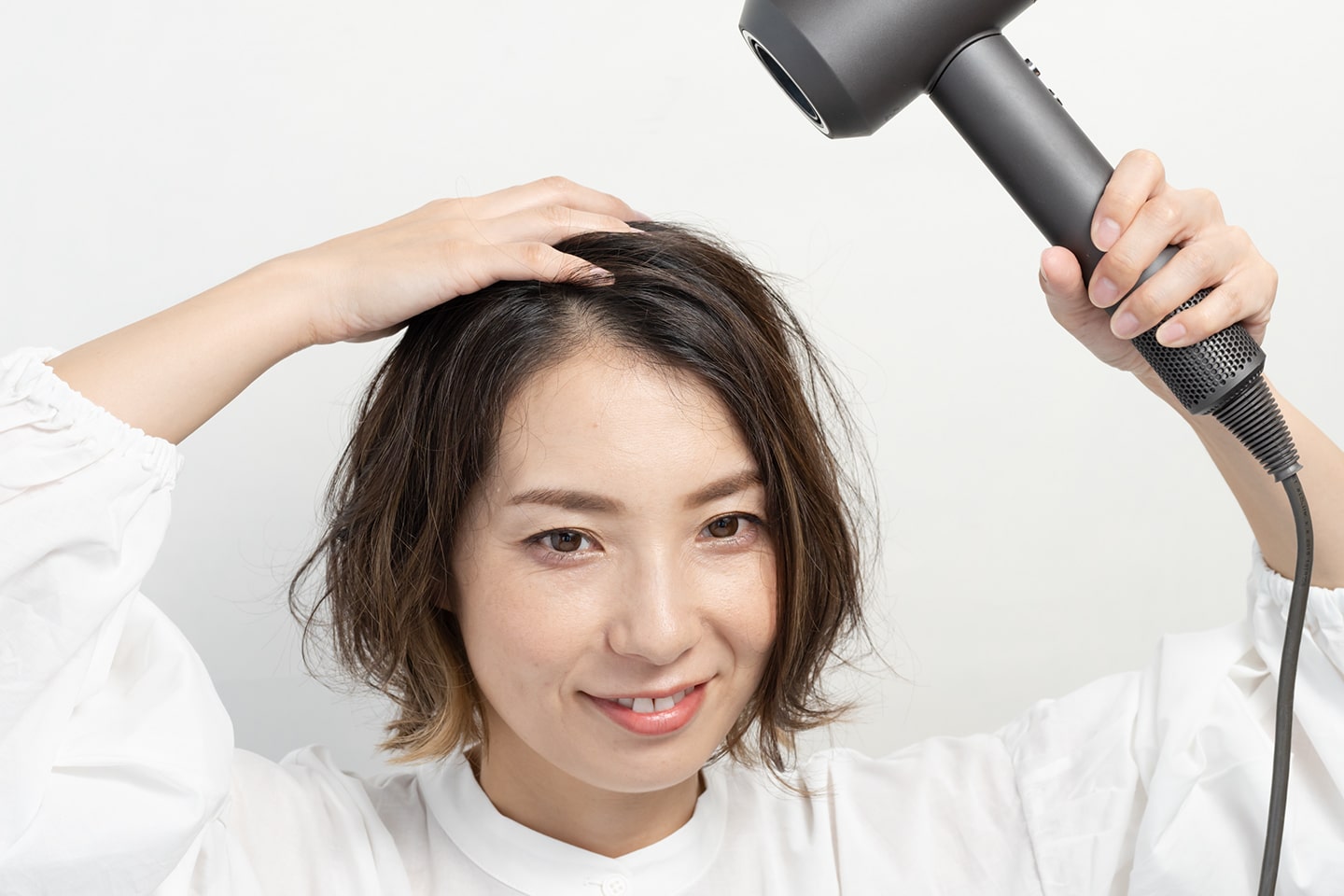 STEP3: ヘアクリームを毛先に揉み込む