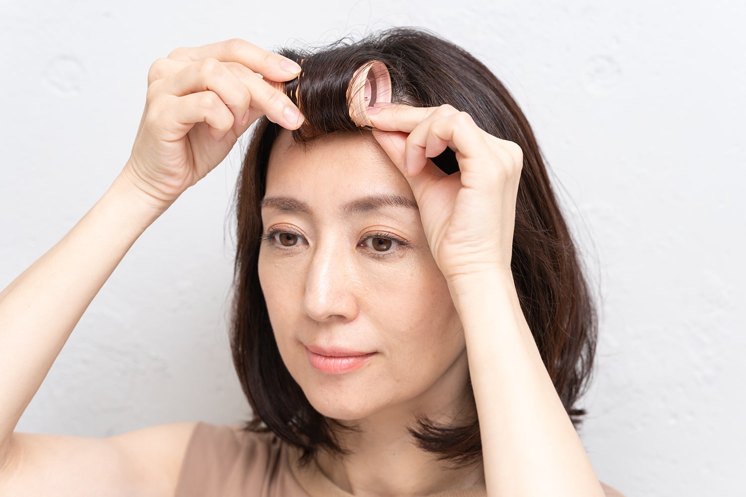 前髪を厚めにとって内巻きにすること。