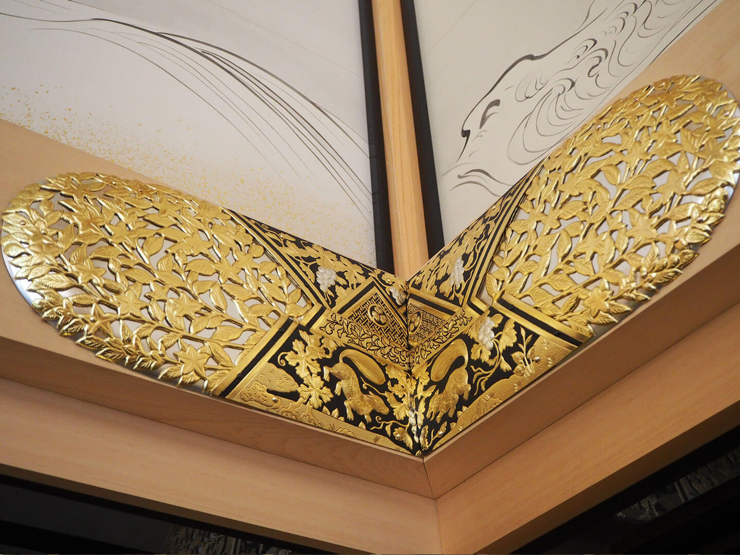 上洛殿の釘隠しの金具。こちらにも葵の御紋が入れられています