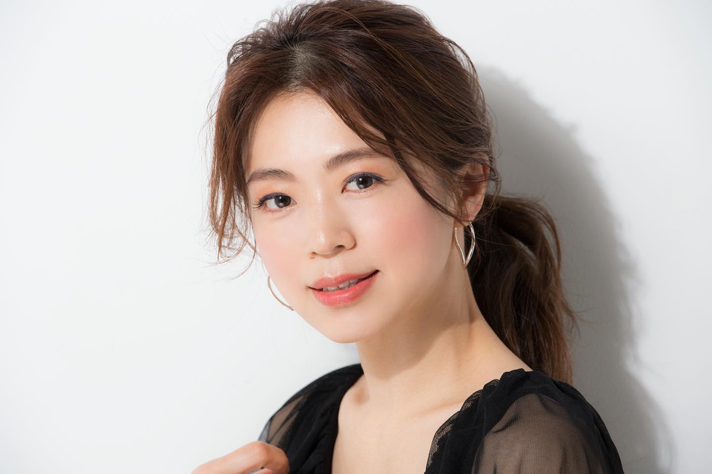 パーツと骨格を意識したハイライト&チークで、自然な立体感のある仕上がりに。