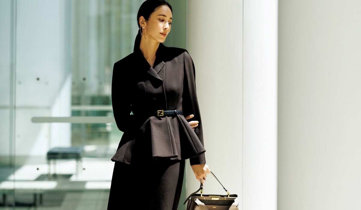 端正なフレアが躍動する「フェンディ」のペプラムジャケットが、新鮮な