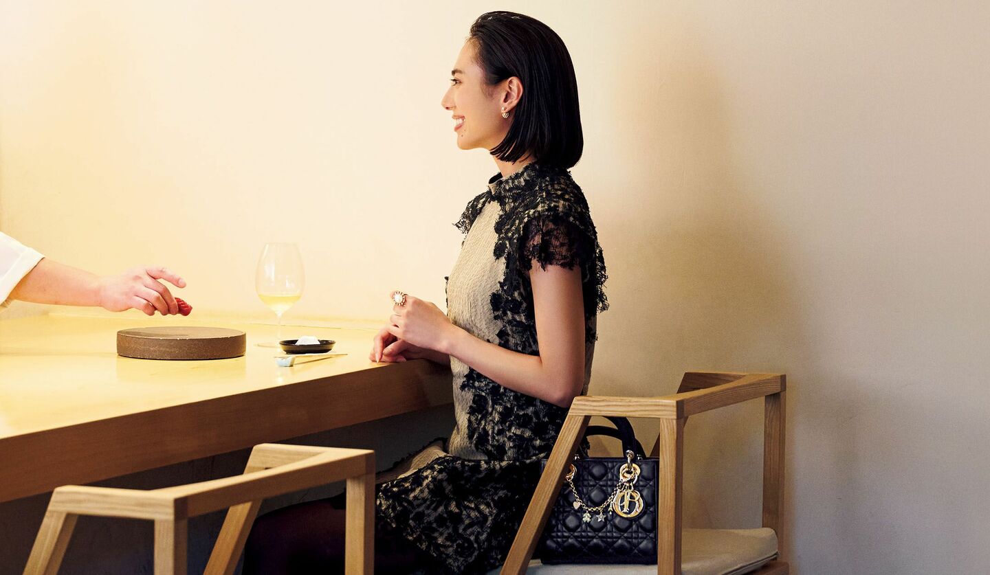 「ディオール」のワンピースを着用したモデルの土屋巴瑞季さん