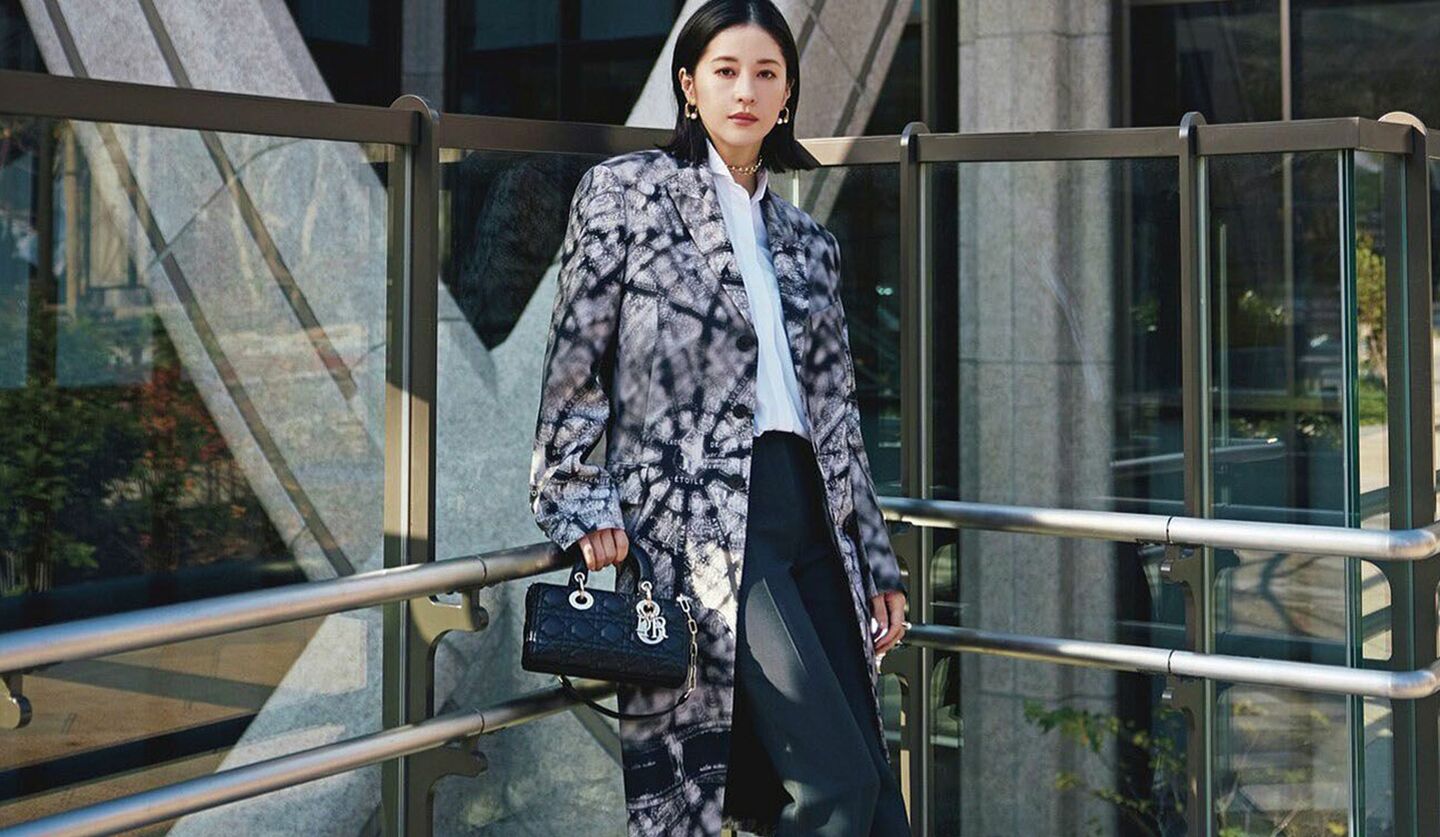 松本若菜さんがディオールの春の新作を着て麻布台ヒルズの前に立っている写真