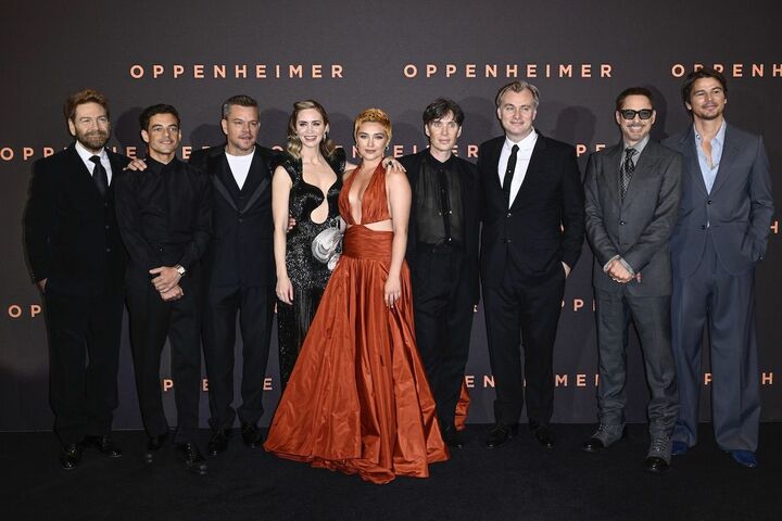 左から共演のラミ・マレック、マット・デイモン、エミリー・ブラント、フローレンス・ピュー、キリアン・マーフィー、監督のクリストファー・ノーラン、共演のロバート・ダウニー・Jr.、ジョシュ・ハートネットと。