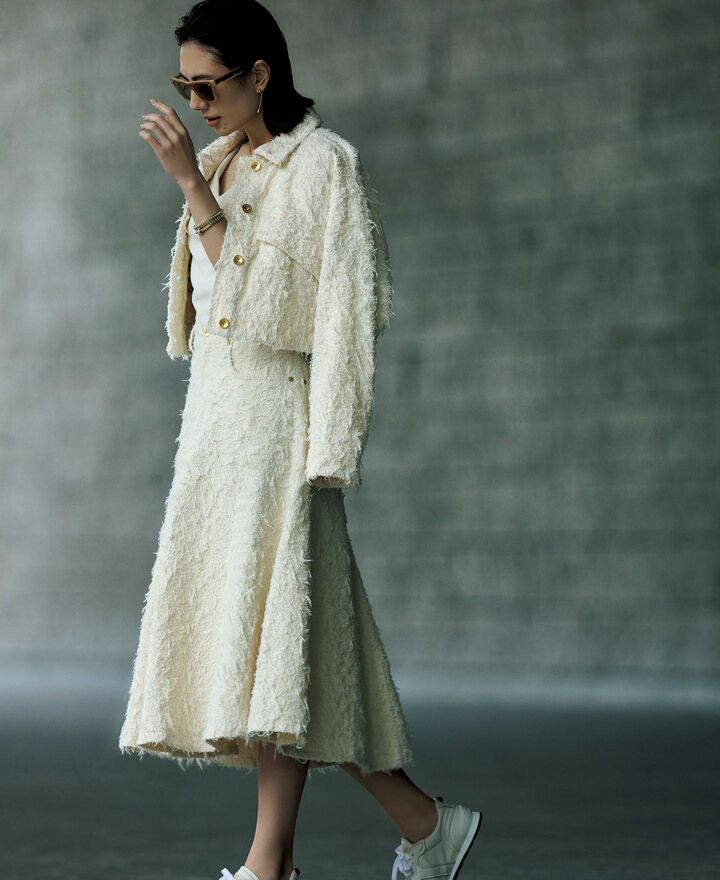 ブルネロ クチネリのウエアを着用したモデルの土屋巴瑞季さん