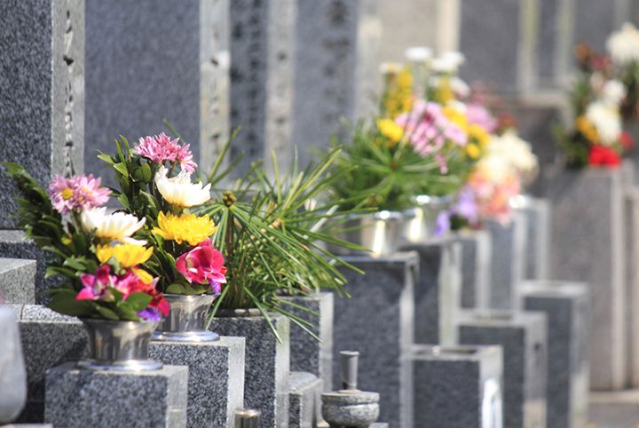 お彼岸やお盆に欠かせない、墓参りの仕方やマナー