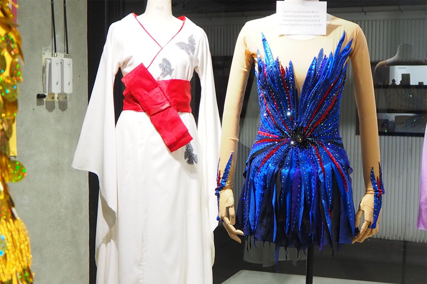 ソチオリンピックでのラスト、フリースケーティングで着用した衣装も展示。(写真右)