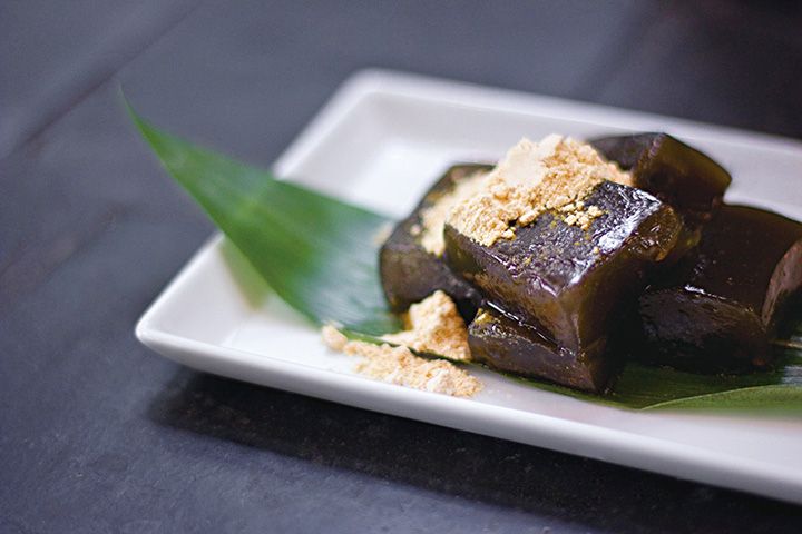 「わらび餅」コーヒー、紅茶、日本茶(煎茶・玄米茶・京番茶・昆布茶)付き ¥1,430、抹茶付き ¥1,540