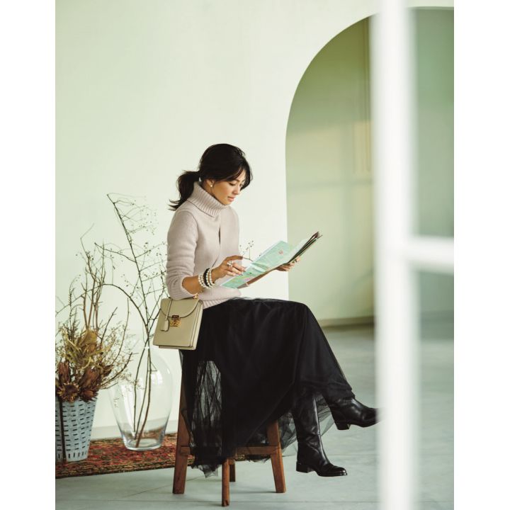 ニット(ブラミンク)、スカート(アオイ〈ファビアナフィリッピ〉)、ピアス・ブレスレット・リング(0 TASAK〈I M/G TASAKI〉)、バッグ(ブルーベル・ジャパン〈マーク クロス〉)靴(HAUNT代官山/ゲストリスト〈サルトル〉) 撮影/長山一樹(S-14) BY:『Precious1月号』小学館、2020年