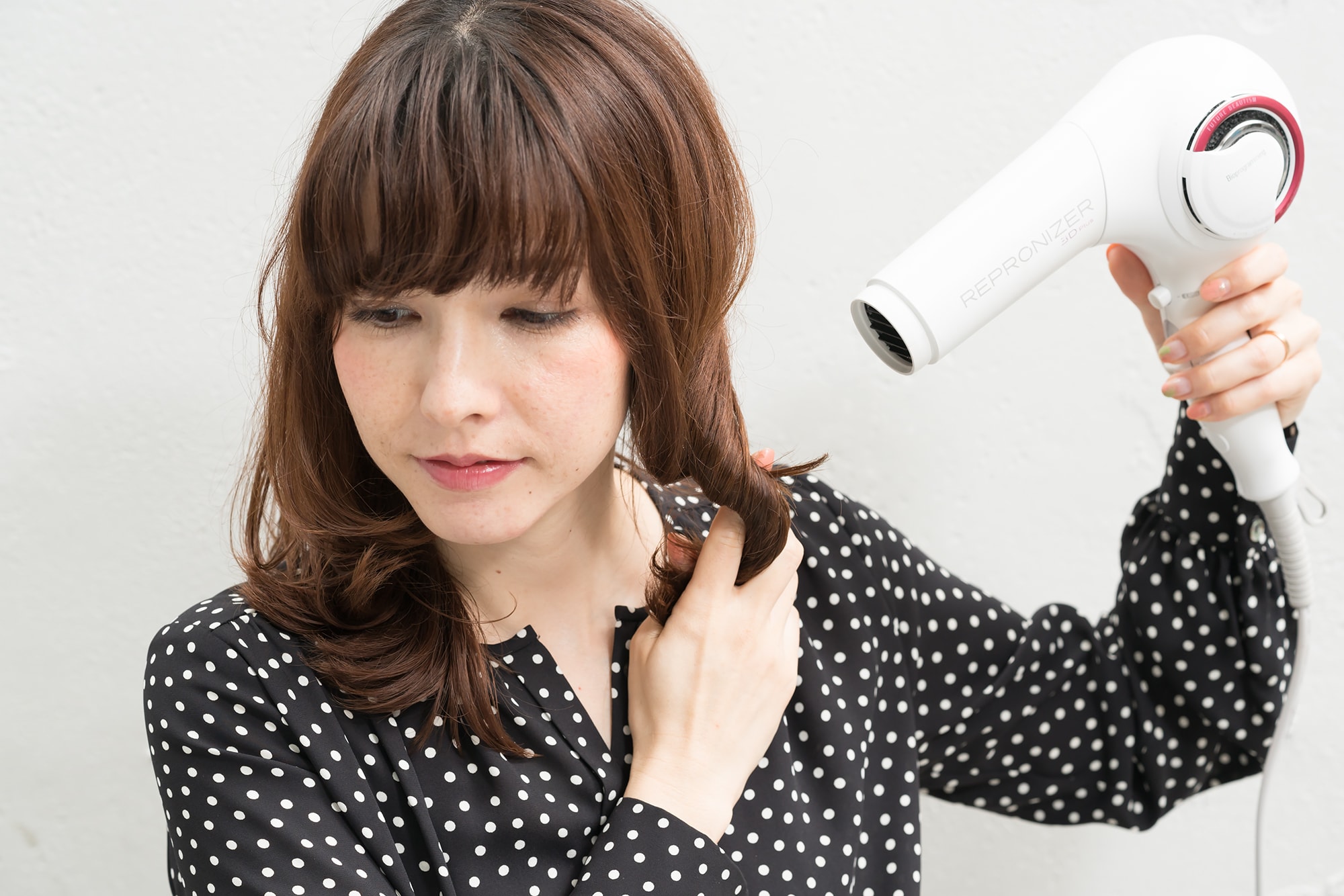 手を自然な手ぐしとしてくるくる巻く