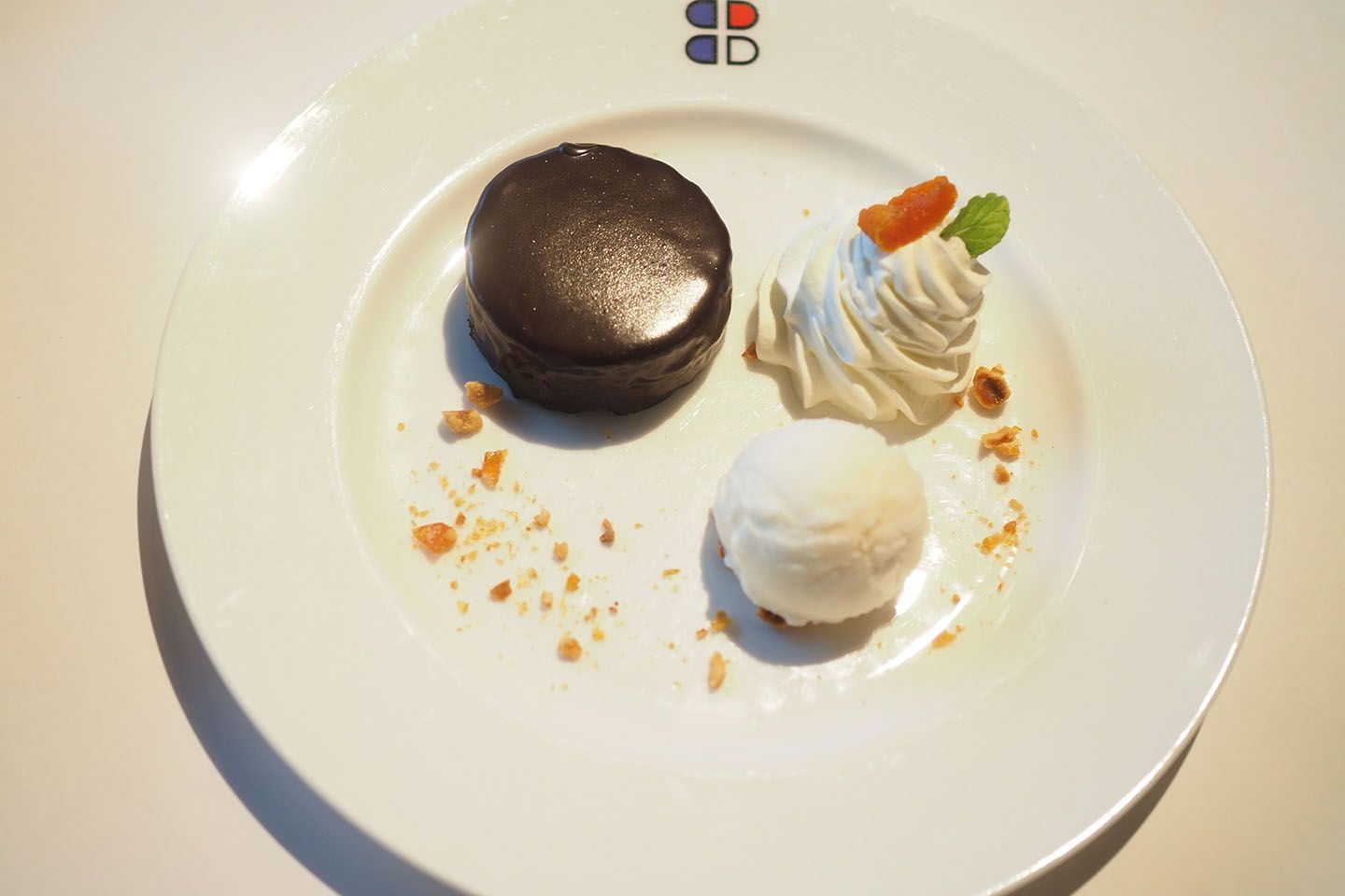 「“ザッハートルテ”チョコレートケーキと牛乳のアイスクリーム」