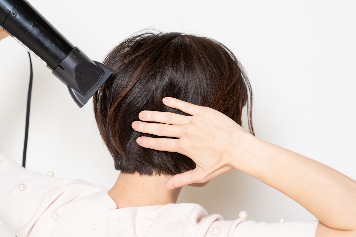 襟足ともみあげ部分は、タイトになるように手で押さえながら乾かす。