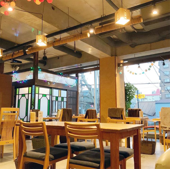 三軒茶屋店の広々とした店内