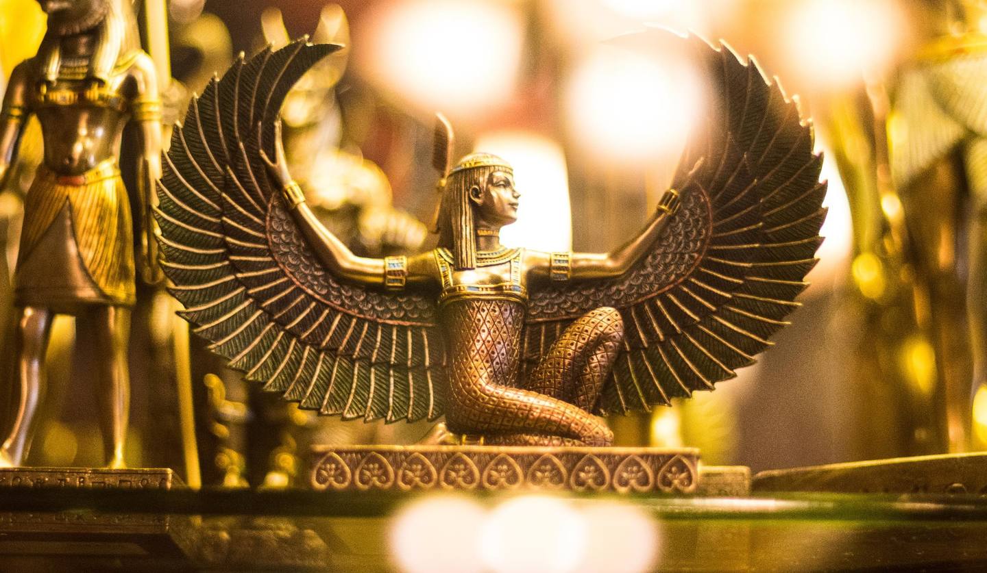 翼を広げるエジプトの女神像