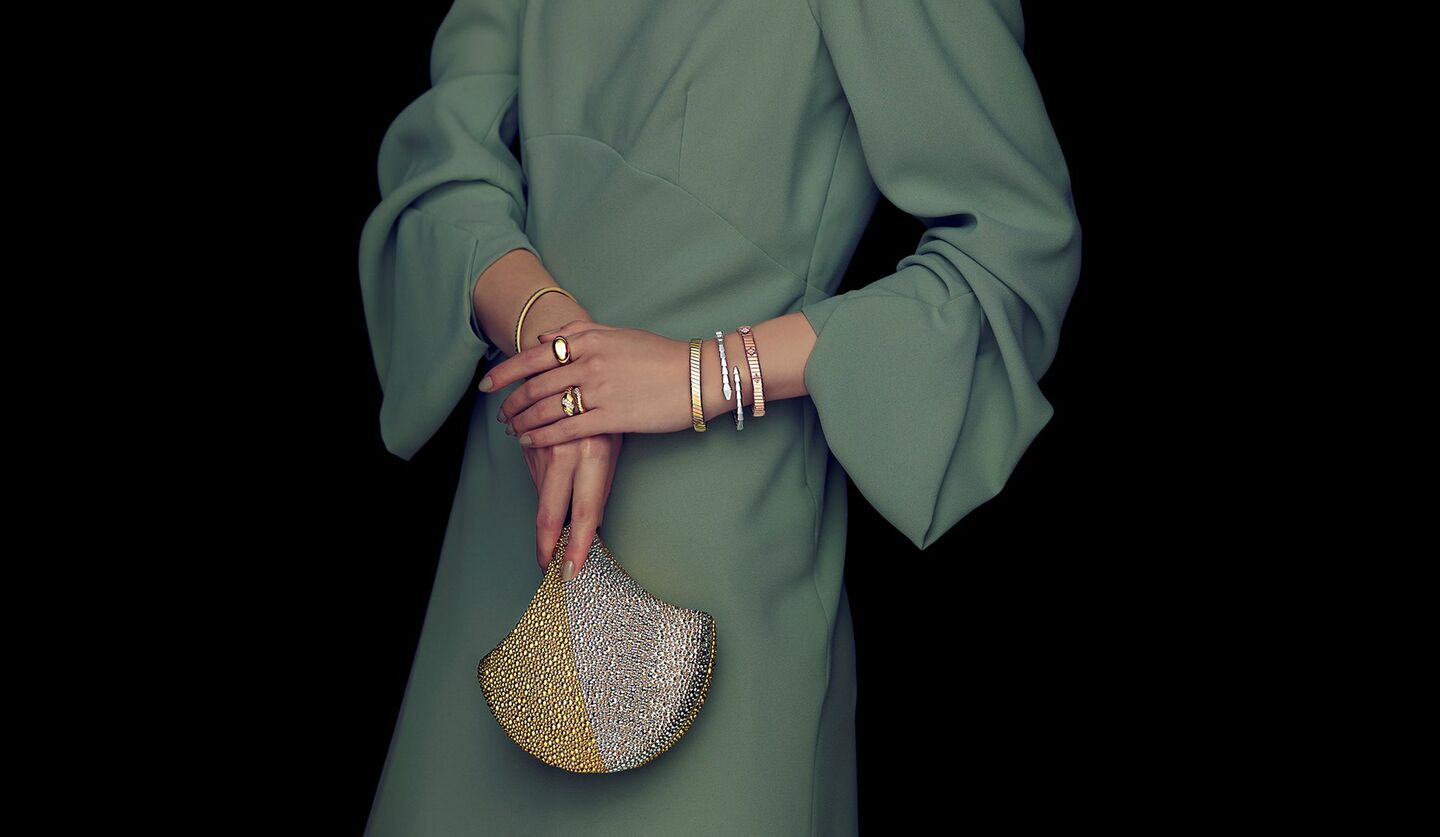 「ブルガリ」のバッグとジュエリーを纏った女性の手元