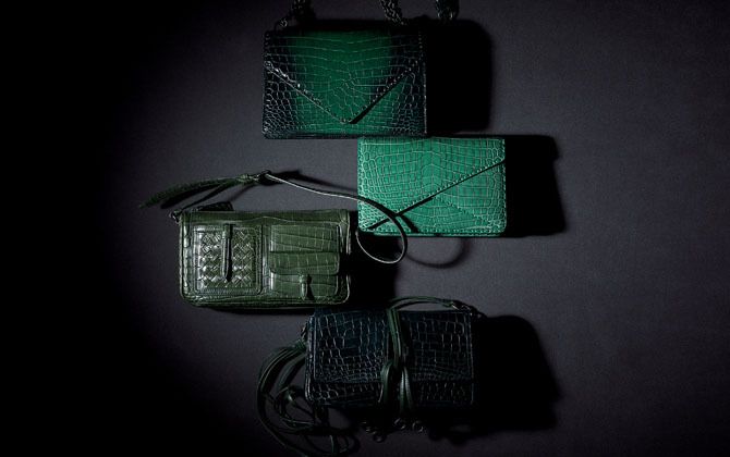 ボッテガ・ヴェネタ　プレシャススキンバッグ　上から／チェーンバッグ［縦17×横23.5×マチ6㎝］￥1,605,000・クラッチバッグ［縦14×横21×マチ5㎝］￥1,050,000・ショルダーバッグ［縦14.5×横24.5×マチ6㎝］￥1,450,000・クロスボディバッグ［縦14.5×横24×マチ10㎝］￥1,950,000（すべて税抜）