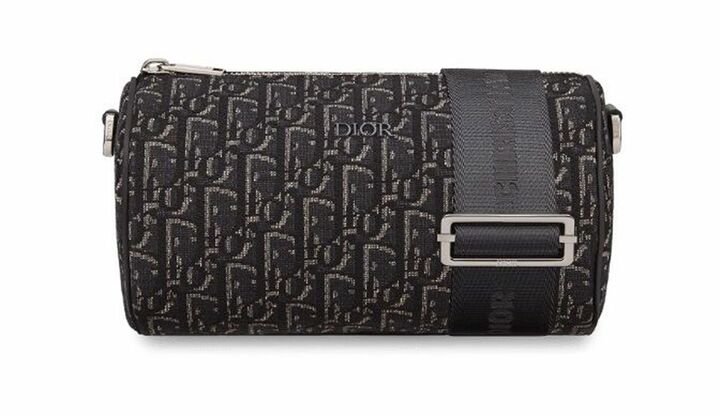 「ディオール オブリーク」ブラックバージョンによるローラー バッグ[12.5×21.3×12.5cm]￥145,000（クリスチャン ディオール）世界限定発売