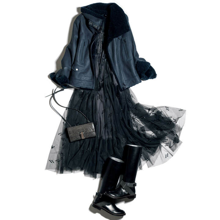 ジップアップブルゾン￥1,140,000［「Feel Solomeo」イベント限定］・チュールドレス￥935,000・ウォーターフォールネックレス￥362,000・ラムレザーのグリッターバッグ￥177,000・「モニーレ」付きシャイニーレザーロングブーツ￥425,000（ブルネロ クチネリ ジャパン）