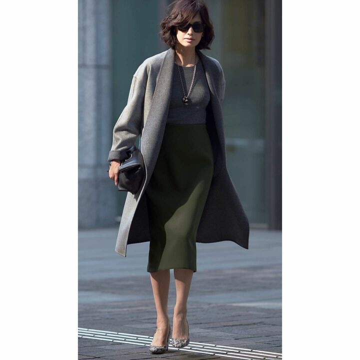 ウールのリバーシブルコート（三崎商事〈マロ〉）、ウールのニット（Theory luxe）、タイトスカ ート（アノア〈リビアナ・コンティ〉）、サングラス（モスコット トウキョウ）、ネックレス［SV×オニキス×ガーネット］（チェルキ〈アトリエ・ オーラフォ〉）、バッグ（J&M デヴィッドソン 青山店）、靴（セルジオ ロッシ）　撮影／熊澤 透　BY：『Precious10月号』小学館、2016年