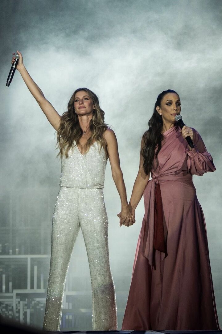 実は歌も得意なジゼル。フェスイベントRock in Rio 2017では、歌手のイヴェッチ・サンガロと名曲『Imagine』を歌いました。