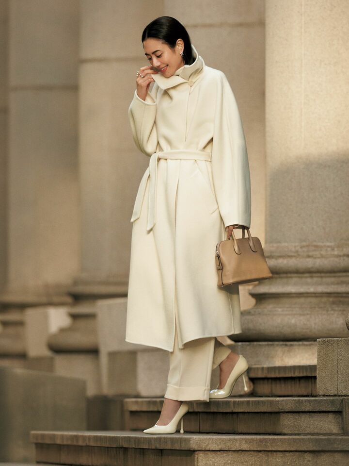 「マックスマーラ」のラップコートを着用したモデルの土屋巴瑞季さん