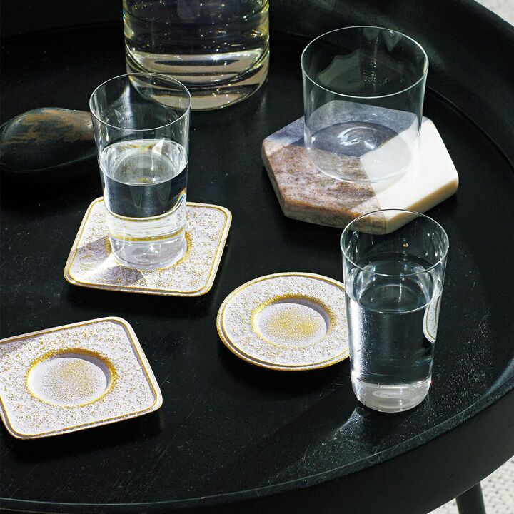 右上／大理石で幾何学のフォルムに。〝be home〟のコースター￥2,310・〝木村硝子店〟のタンブラー ￥13,310（リビング・モティーフ）　中上・中下・下／鉄本来の鋳肌を生かしたコースターは、南部鉄器の産地である岩手県水沢地区の工房で制作。〝空間鋳造〟のコースター［4pcs］￥8,800・〝松徳硝子〟のタンブラー各￥1,760（雨晴/AMAHARE）　その他／私物