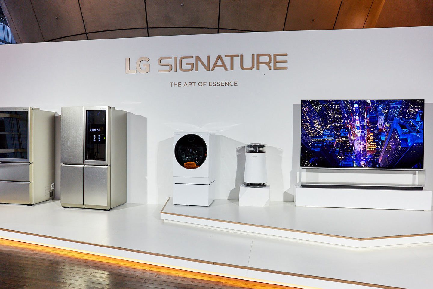 国立新美術館での展示は「LG SIGNATURE」が並んだステージも用意されていた。PHOTO:大槻誠一(エーワン)