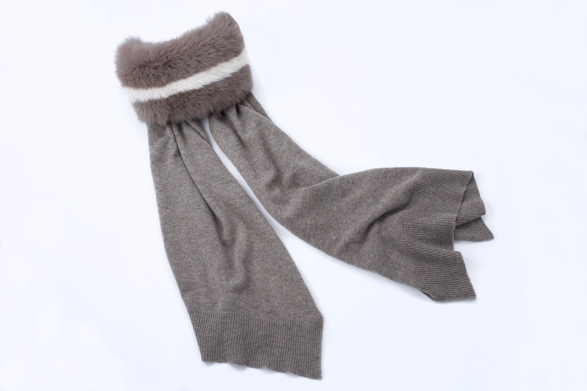 スカーフ ¥215,000(税抜)