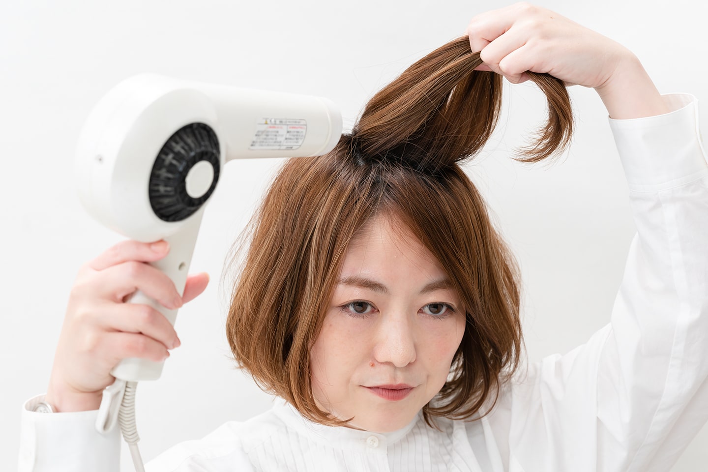 毛束の根元の前後左右まんべんなく、ドライヤーの風をあてること。
