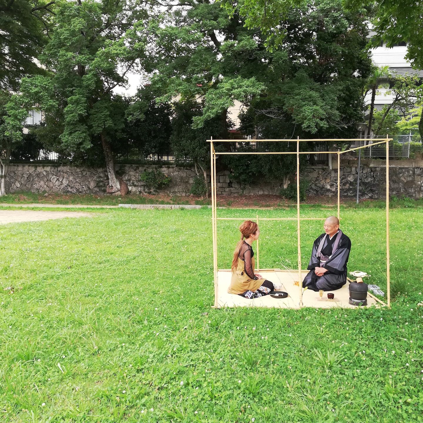 清々しい緑を感じながらのアウトドア茶室