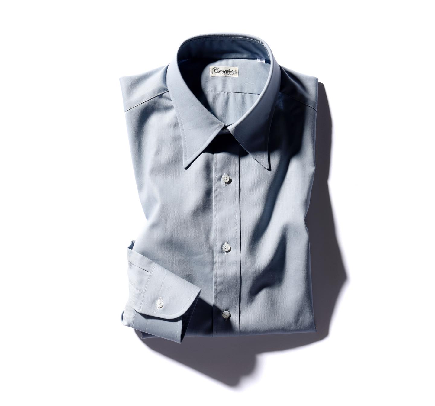 シャツ¥19,000(ユナイテッドアローズ 六本木ヒルズ店〈カモシタ ユナイテッドアローズ〉)