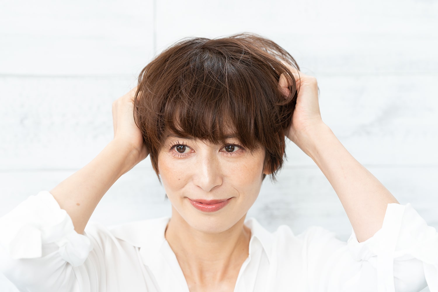 パーツ粒ふたつ分を手のひらになじませて全体に揉み込む。