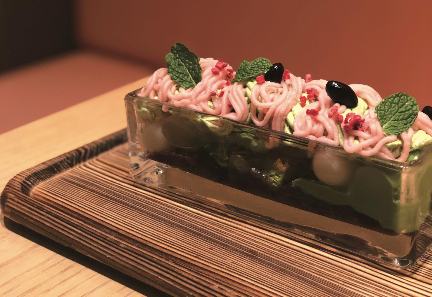 桜餡を使用した、春らしいピンクのパフェ。中にはクリームや白玉、日本酒ゼリー、抹茶ゼリーなどがたっぷり。さまざまな食感が楽しめます。桜の抹茶パフェ¥1,566(※4月30日まで提供)