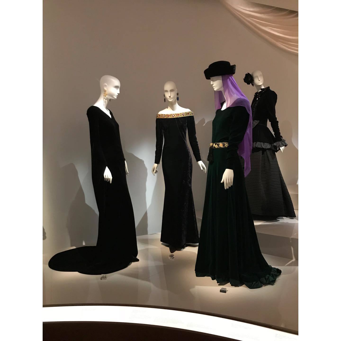 サンローランは、ソワレのドレスを中世の服など、ファッションの歴史から着想したそうです。