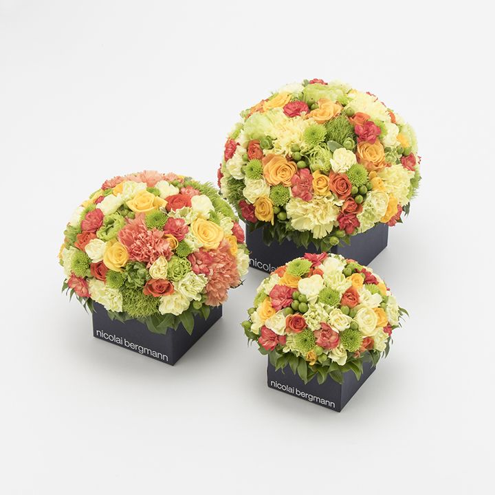 「Nicolai Bergmann Flowers & Design」【伊勢丹オンラインストア限定】フレッシュフラワー キューブアレンジメント(オレンジ)。M、L、XLの3サイズから選べます。¥6,480〜16,200(税込)
