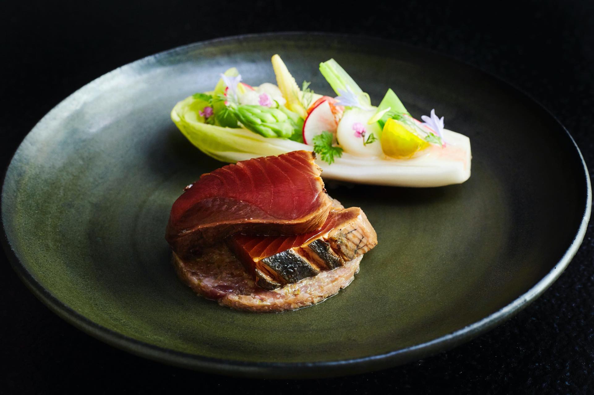 カツオと酒盗と聞いただけで酒が欲しくなる人は相当な料理好き。お互いが持つ旨味の相乗効果を一度お試しあれ。