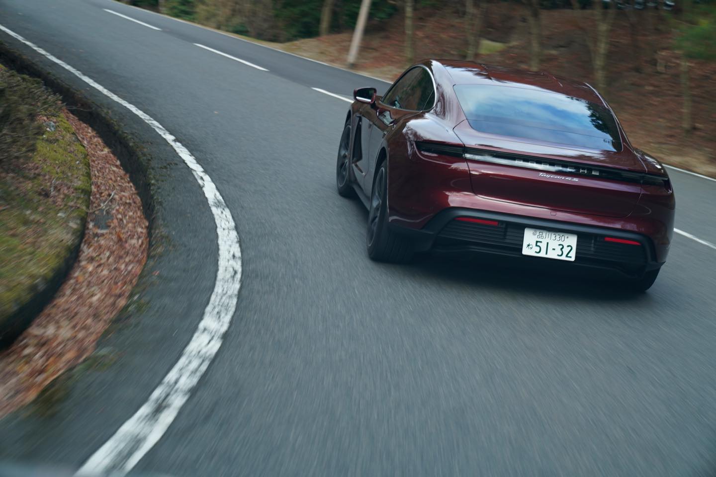 800ボルトの高性能バッテリーを搭載する全輪駆動。