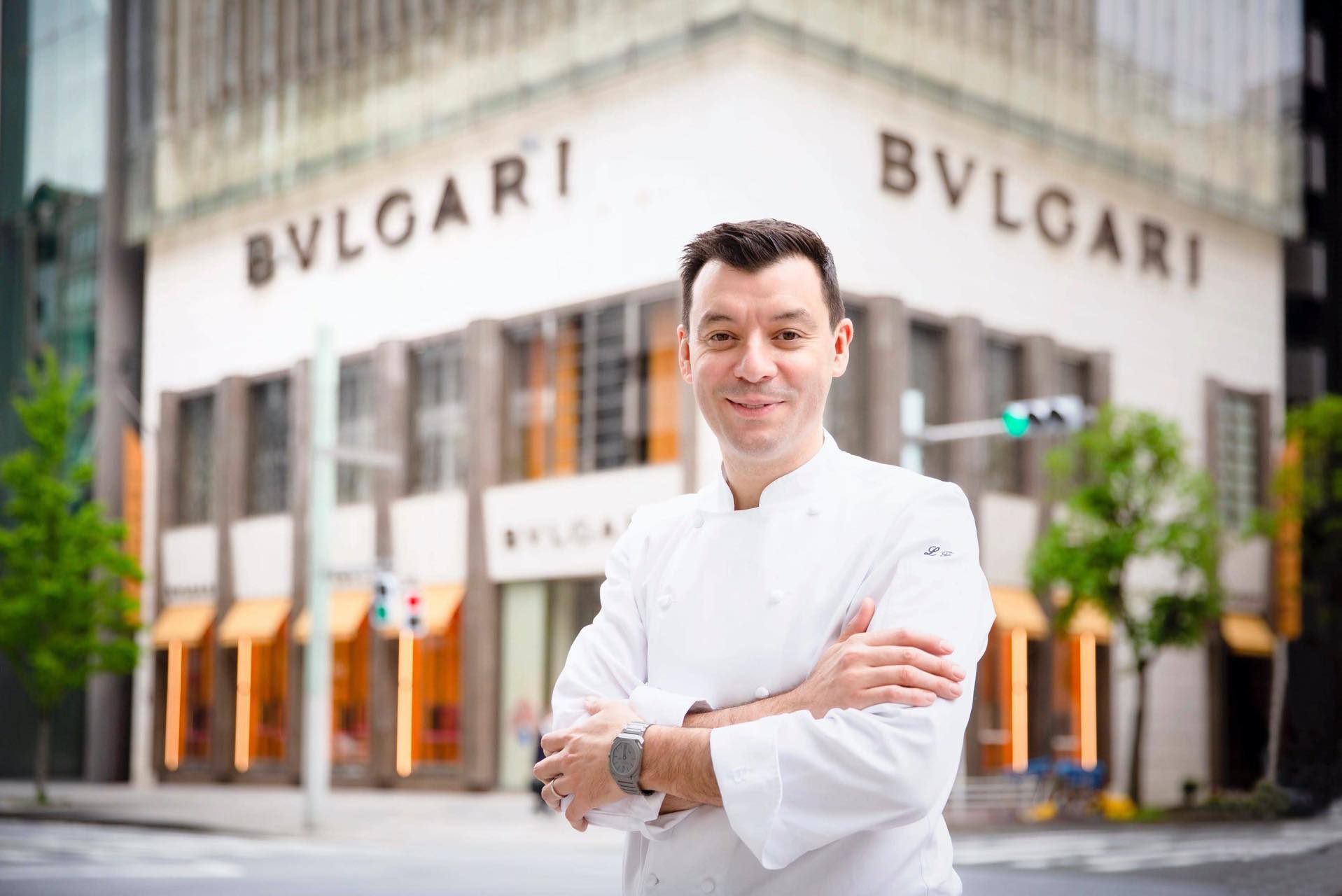 銀座ブルガリタワー前に立つルカ・ファンティン氏。現在レストランは休業中だが5月6日再開予定で準備を進めている。