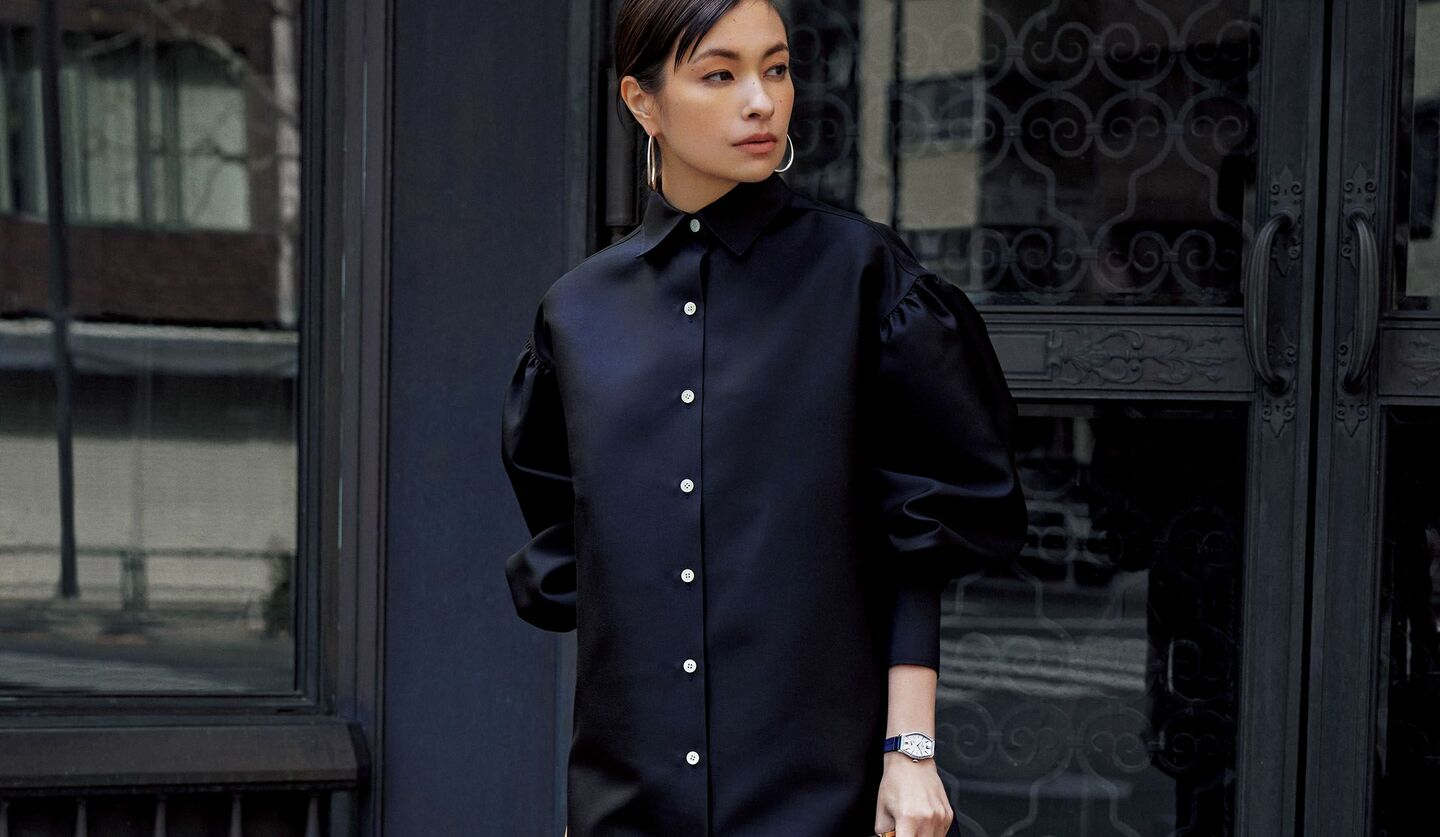 「ミカコ ナカムラ」の黒ワンピースを着るモデル