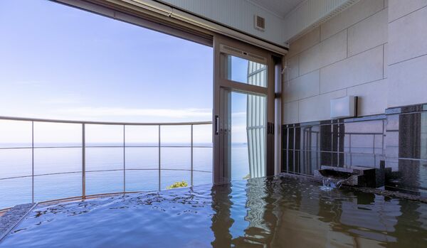 【海の絶景を望む宿 vol.２】全客室が温泉付きスイート！高台から相模湾を見下ろす伊東の隠れ宿「ふたり木もれ陽」