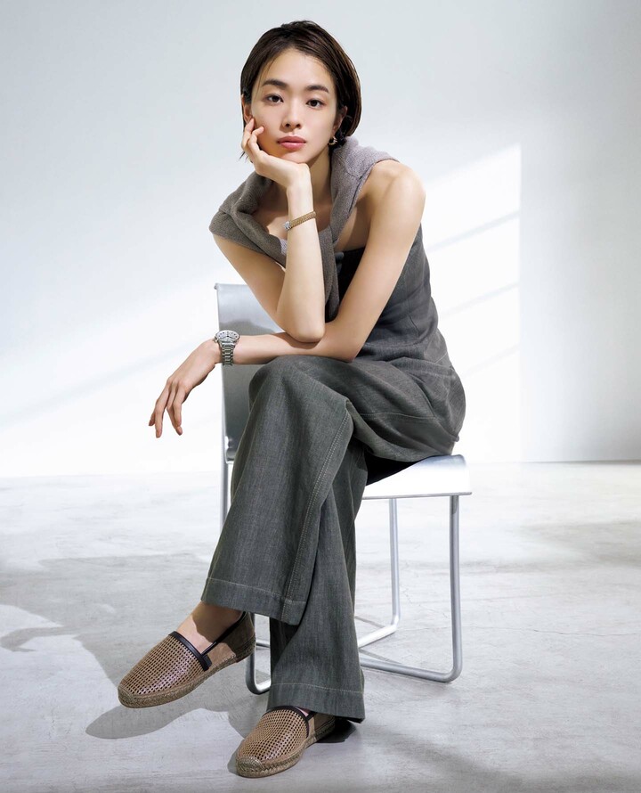 ブルネロ クチネリのウエアを着用したモデルの松井遥南さん