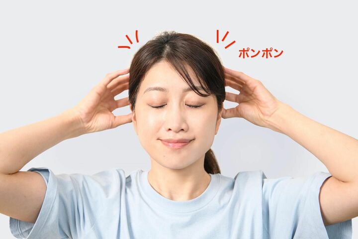 後頭筋を指先でポンポンとタッピング